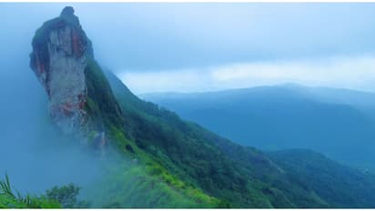 കേരളത്തിലെ നിഗൂഢമായ നരകപ്പാലം, അവിടെ വളരുന്ന നീലക്കൊടുവേലി; എത്ര കണ്ടാലും മതിവരാത്ത ഇല്ലിക്കൽ കല്ല്