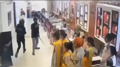 'വെടിവയ്ക്കൂ, അവൻ സിഐഡി കളിക്കുകയാണ്', ജ്വല്ലറിയിൽ കയറി 25 കോടിയുടെ സ്വര്ണാഭരണം കവരാൻ 17മിനിറ്റ്, എങ്ങനെ..!