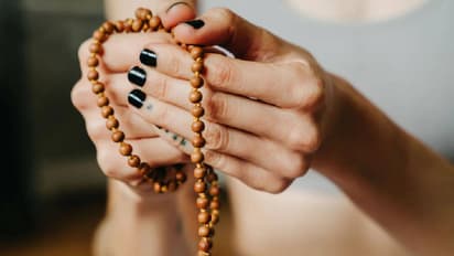 ದೆವ್ವಗಳಿಂದ ಪಾರಾಗಲು ಈ ಜಪಮಾಲೆ ಧರಿಸಬೇಕಂತೆ! 