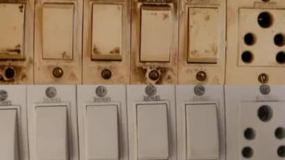 स्विच बोर्ड क्लीनिंग