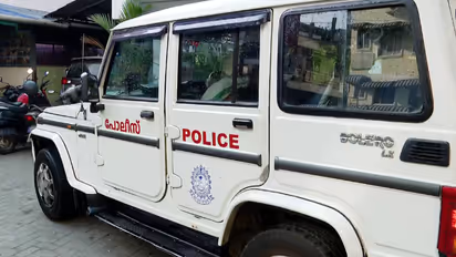 താമസ സ്ഥലത്തേക്ക് പോവുകയായിരുന്ന ബാര് ജീവനക്കാരന്റെ കഴുത്തിൽ കത്തിവെച്ച് കവര്ച്ച; നാലു പേര് പിടിയിൽ