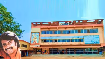 40 ఏళ్ళ నుంచి రజినీకి సెంటిమెంట్ గా మారిన థియేటర్ కూల్చివేత 