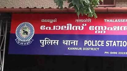 മണോളിക്കാവ് സംഘർഷത്തിൽ സിപിഎം പ്രവർത്തകർക്കെതിരെ കേസ്: തലശേരി സ്റ്റേഷനിലെ രണ്ട് എസ്ഐമാരെ സ്ഥലംമാറ്റി