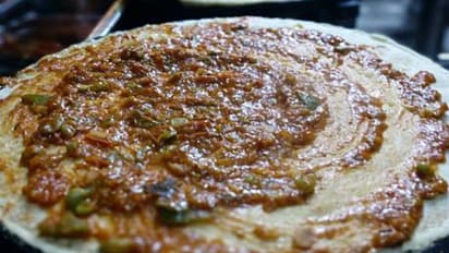 மதுரை ஸ்பெஷல் கறி தோசை : வாசனை கமகமக்க வீட்டிலேயே செய்யலாம்