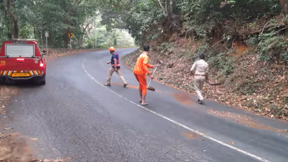 റോഡിൽ പരന്നൊഴുകി ഓയിൽ, പേര്യ ചുരത്തിൽ തെന്നിമാറി ബൈക്കുകൾ, അപകടം 