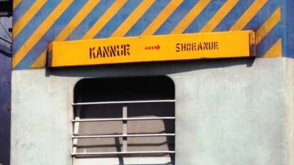 കൊയിലാണ്ടിയിലെത്തിയ കണ്ണൂർ - ഷൊർണൂർ ട്രെയിനിൻ്റെ അടിവശത്ത് തീ; റെയിൽവെ ജീവനക്കാർ തീയണച്ചു