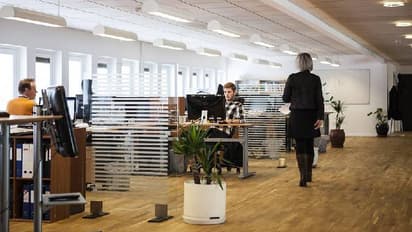 തുടർച്ചയായി 3 വർഷം 5 മിനിറ്റ് നേരത്തെ ഓഫീസിലെത്തി, കേസ് കൊടുത്തു, തൊഴിലാളികൾക്ക് 58 ലക്ഷം നൽകാൻ വിധി