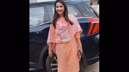  ಏನ್ ಮೇಡಂ ನೀವು ಇಷ್ಟೋಂದು ಸಿಂಪಲ್ಲಾಗಿ ಬರ್ತೀರಾ ಸ್ವಲ್ಪ ಸ್ಟೈಲ್ ಮಾಡಿ; ಸೋನಲ್‌ ಲುಕ್ ಮೆಚ್ಚಿದ ಜನರು