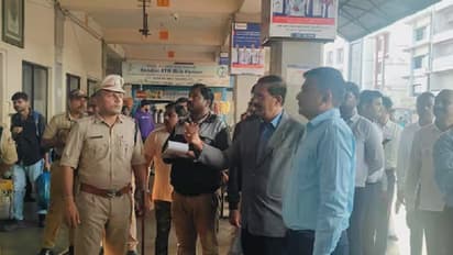 ಬಸ್‌ ನಿಲ್ದಾಣದ ಅವ್ಯವಸ್ಥೆ ಕಂಡು ಉಪಲೋಕಾಯುಕ್ತ ನ್ಯಾ. ಬಿ. ವೀರಪ್ಪ ಗರಂ: ಸಾರ್ವಜನಿಕ ಅರ್ಜಿಗಳ ವಿಚಾರಣೆ