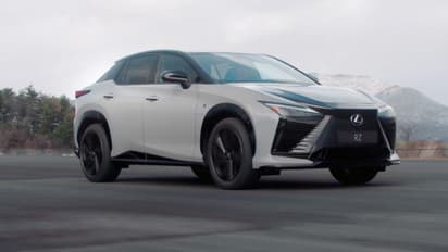 இப்படி பண்ண யாருதான் கார் வாங்காம இருப்பாங்க; லெக்சஸ் RZ 550e-விற்காக எடுத்த புது முயற்சி!