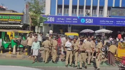 അപകടം മത്സര ഓട്ടത്തിനിടെ; കൊച്ചിയിൽ ബസുകൾക്ക് ഇടയിൽപെട്ട് ബൈക്ക് യാത്രിക മരിച്ചു, ഭ‍ർത്താവിന് ഗുരുതര പരുക്ക്