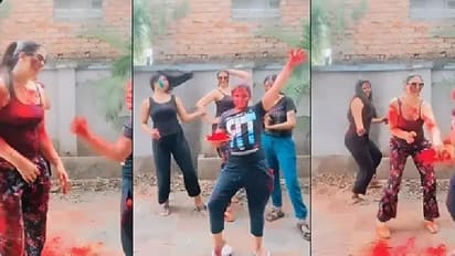 ಹೋಳಿಯಲ್ಲಿ ಹಾಡಿ ಕುಣಿದ ಹಸೀನಾ; ಶಮಿ ಕೈಬಿಟ್ಟಿದ್ದೇ ಒಳ್ಳೇದಾಯ್ತು ಎಂದ ನೆಟ್ಟಿಗರು!