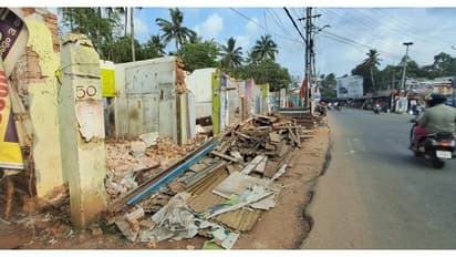 വർഷങ്ങളായി ഇഴഞ്ഞുനീങ്ങിയ കരമന-കളിയിക്കാവിള ദേശീയപാത വികസനത്തിന് വേഗംവച്ചു, കെട്ടിടങ്ങൾ പൊളിച്ചു തുടങ്ങി