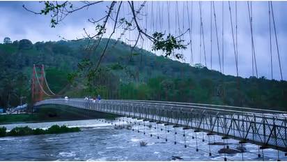 വൺ ഡേ ട്രിപ്പിന് ഇവിടം സെറ്റാണ്! ഡാമും തൂക്കുപാലവും കണ്ട് ഒരു കുളിയും പാസാക്കാം; പോകാം തുമ്പൂർമുഴിയിലേക്ക്  
