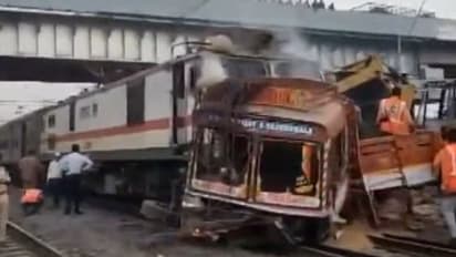 ലെവൽക്രോസ് തകർത്ത ട്രെക്കിനെ രണ്ടായി പിളർത്തി അമരാവതി എക്സ്പ്രസ്, ലോക്കോപൈലറ്റിന്റെ ജാഗ്രത തുണയായി