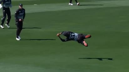 ഗ്ലെന് ഫിലിപ്സിന് പറ്റിയ പകരക്കാരന്, ഷദാബ് ഖാനെ ഞെട്ടിച്ച റോബിൻസണിന്റെ പറക്കും ക്യാച്ച്