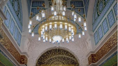 പ്രവാചക പള്ളിയെ ആകർഷണീയമാക്കി 30 തരം അലങ്കാര വിളക്കുകൾ  