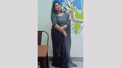 വയോധികയുടെ അക്കൌണ്ടിൽ നിന്ന് അരക്കോടി തട്ടി, ബാങ്ക് ജീവനക്കാരിയും കാമുകനും പിടിയിൽ, അറസ്റ്റ് കേരളത്തിൽ നിന്ന്