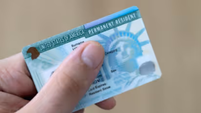 അമേരിക്കയിൽ ഗ്രീൻ കാർഡ്, എച്ച്-1ബി, എഫ്-1 വിസകളുള്ളവർ വിദേശ യാത്ര ചെയ്യുമ്പോൾ ശ്രദ്ധിക്കണമെന്ന് നിർദേശം