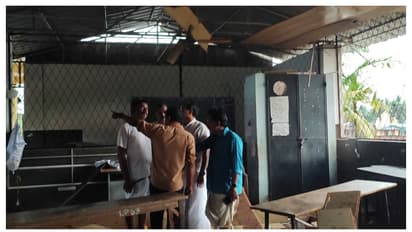 കാറ്റ് വീശിയപ്പോൾതന്നെ കുട്ടികളെ മാറ്റിയത് രക്ഷയായി, വാണിയമ്പലത്ത് കനത്ത മഴയിൽ സ്കൂളിന്റെ മേൽക്കൂര തകർന്നു