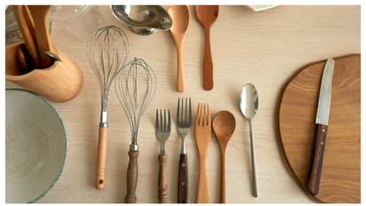 ഒറ്റയ്ക്കാണോ താമസം? അടുക്കളയിൽ ഈ പാത്രങ്ങൾ ഇല്ലെങ്കിൽ ഇരട്ടിപ്പണിയാകും; കാരണം ഇതാണ്