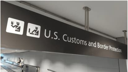 അമേരിക്കയിൽ ഗ്രീൻ കാർഡ് തിരിച്ചേൽപ്പിക്കാൻ വിദേശികളുടെ മേൽ അധികൃതർ സമ്മർദം ശക്തമാക്കുന്നെന്ന് റിപ്പോർട്ടുകൾ