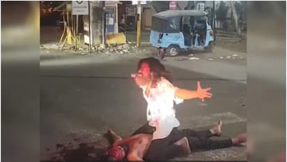 നടുറോഡിൽ യുവാക്കളുടെ 'കൊലപാതകം', പരിഭ്രാന്തരായി ആളുകൾ, പൊലീസ് എത്തിയപ്പോൾ റീൽസെടുക്കുകയാണെന്ന് മറുപടി