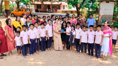 വായനയാണ് ലഹരിയെന്ന സന്ദേശവുമായി കുരുന്നുകൾ; യാത്രയയപ്പിന് സ്വരൂപിച്ച തുക കൊണ്ട് സ്കൂളിലേക്ക് പുസ്തകങ്ങൾ വാങ്ങി