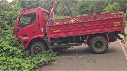 ടിപ്പർ ലോറി നിയന്ത്രണം വിട്ട് മറിഞ്ഞ് അപകടം; ലോറിയിലുണ്ടായിരുന്ന ഒരാൾക്ക് ദാരുണാന്ത്യം, രണ്ട് പേർക്ക് പരിക്ക്