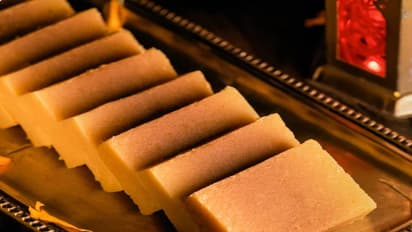 வாயில் வைத்ததும் கரையும் சுவையான மைசூர் பாக் சரியான முறையில் செய்வது எப்படி?