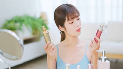 মুখে কোনটা আগে মাখবেন! সিরাম নাকি ময়েশ্চারাইজার? জেনে নিন ব্যবহারের সঠিক নিয়ম