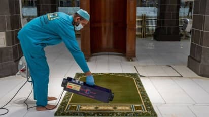 200 കി.മീ വരെ നീളം, കഴുകുന്നത് അഞ്ച് ഘട്ടങ്ങളിലായി, ഗ്രാൻഡ് മോസ്കിൽ വിരിച്ചിരിക്കുന്നത് 33,000 ആഡംബര പരവതാനികൾ