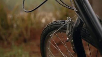 മകന്റെ സൈക്കിൾ തട്ടിവീണ വൃദ്ധ മരിച്ചു, പരിശീലിപ്പിച്ച അച്ഛനെതിരെ കൊലക്കുറ്റം