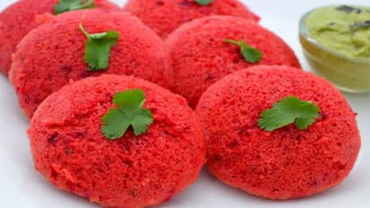 மென்மையாகவும், சுவையாகவும் இருக்கும் கலர்ஃபுல் பீட்ரூட் இட்லி