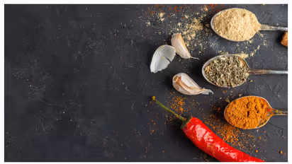 അടുക്കളയിൽ സുഗന്ധവ്യഞ്ജനങ്ങൾ സൂക്ഷിക്കുമ്പോൾ ഈ കാര്യങ്ങൾ അറിഞ്ഞിരിക്കണം