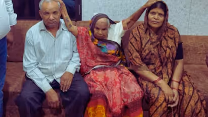 66 -കാരനും 57 -കാരിയും കണ്ടുമുട്ടിയത് വൃദ്ധസദനത്തിൽ, സുഹൃത്തുക്കളായി, പിന്നെ വിവാഹം, ആഘോഷമാക്കി അന്തേവാസികൾ