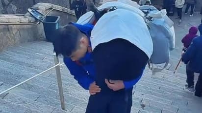 36 ല​ക്ഷം രൂപ; സ്ത്രീകളെ ചുമന്ന് മല കയറ്റും, ജോലിയിലൂടെ യുവാവ് സമ്പാദിക്കുന്നത്