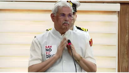 സവർക്കറെയല്ല, ചാൻസലറെയാണ് വേണ്ടതെന്ന് എസ്എഫ്ഐ ബാനർ; സവർക്കർ എന്നാണ് രാജ്യത്തിന് ശത്രുവായതെന്ന് ഗവർണർ