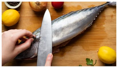 അടുക്കളയിലെ മീനിന്റെ ദുർഗന്ധമകറ്റാം; ഇതാ ചില പൊടികൈകൾ