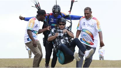 വാഗമണിൽ പാരാഗ്ലൈഡിംഗ് നടത്തി ടൂറിസം മന്ത്രി മുഹമ്മദ് റിയാസ്, ഇന്റർനാഷണൽ ഫെസ്റ്റിവലിന് നാളെ കൊടിയിറക്കം