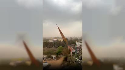 120 அடி உயர தேர் கவிழ்ந்து ஒருவர் பலி; மதுரம்மா கோவில் திருவிழாவில் சோகம்!