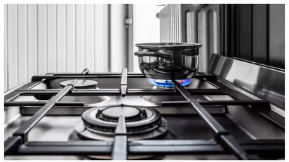 ഗ്യാസ് ബർണറിൽ അടിഞ്ഞുകൂടിയ അഴുക്ക് കളയാൻ ഇങ്ങനെ ചെയ്താൽ മതി