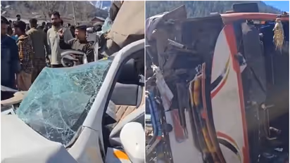4 dead, 17 injured after tourist vehicle crashes in Kashmir's Ganderbal (WATCH)