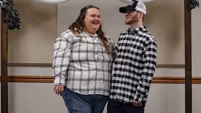 ഇതാണ് ഞങ്ങളുടെ വിവാഹ വസ്ത്രം, ദമ്പതികള്‍ ധരിച്ചത് ജീന്‍സും ഷര്‍ട്ടും, പലര്‍ക്കും ഇഷ്ടമായില്ല, വൈറലായി പോസ്റ്റ്