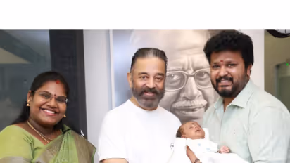 ரோபோ சங்கர் பேரனுடன் கொஞ்சி விளையாடி; அழகிய தமிழ் பெயர் சூட்டிய கமல்ஹாசன்!