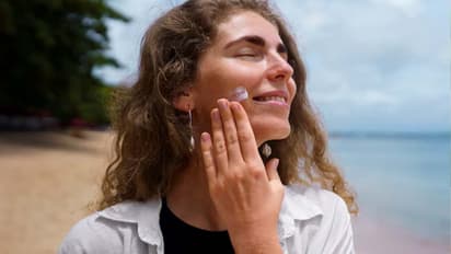 Physical Sunscreen vs Chemical Sunscreen: What suits you better?