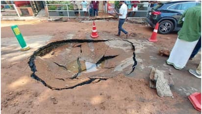 പൈപ്പ് പൊട്ടി നടുറോഡിൽ അതിശക്ത ജലപ്രവാഹം, റോഡിന്റെ പാതിയിലേറെ തകർന്ന് വന് ഗര്ത്തം രൂപപ്പെട്ടു