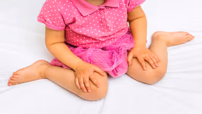 குழந்தைங்க அமரும் 'பொசிஷன்' ரொம்ப முக்கியம்!! இப்படி உட்காந்தா கண்டிப்பா மாத்தனும்