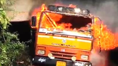 കൊയ്ത്തു മെതിയന്ത്രം കയറ്റി വന്ന ലോറി നിന്ന് കത്തി, പാചകത്തിന് സൂക്ഷിച്ച സിലിണ്ടര്‍ പൊട്ടിത്തെറിച്ചു