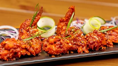 ഹാഫ് ചിക്കന് വില 5500 രൂപ, പാല് കൊടുത്തും സം​ഗീതം കേൾപ്പിച്ചും വളർത്തുന്ന നല്ല 'സൂര്യകാന്തി കോഴി'? 